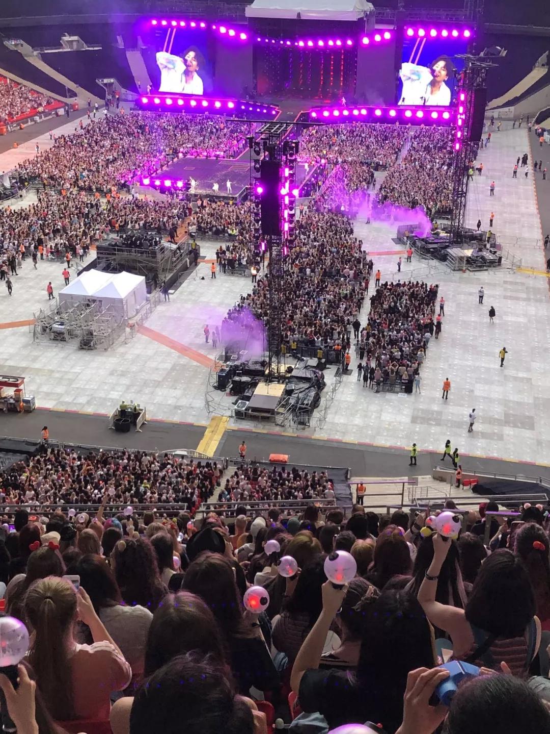 他们征服了这被世人铭记的传奇音乐圣殿，再次创造K-pop新历史