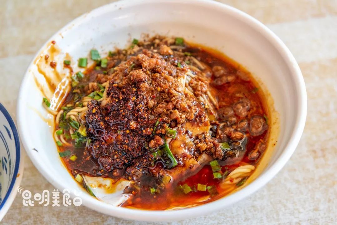 昆明330天都在排队的卤面馆，不收钱收饭票，只卖到下午2点