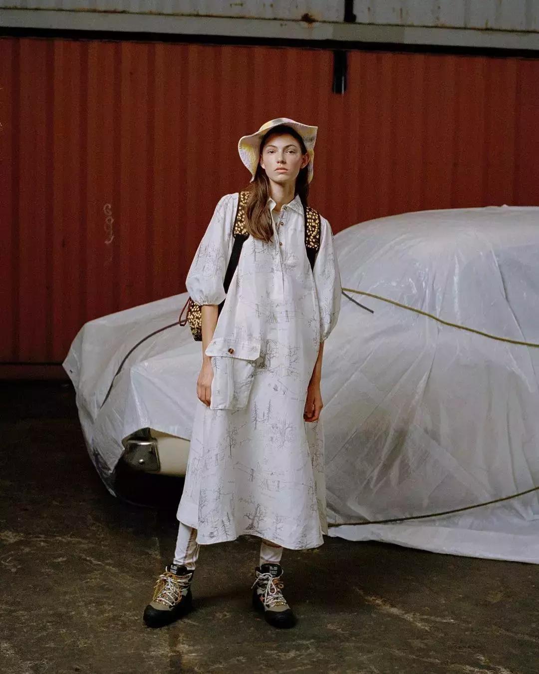 天气回暖怎么穿?裙子+运动鞋是时尚人群中热度最高的搭配法则