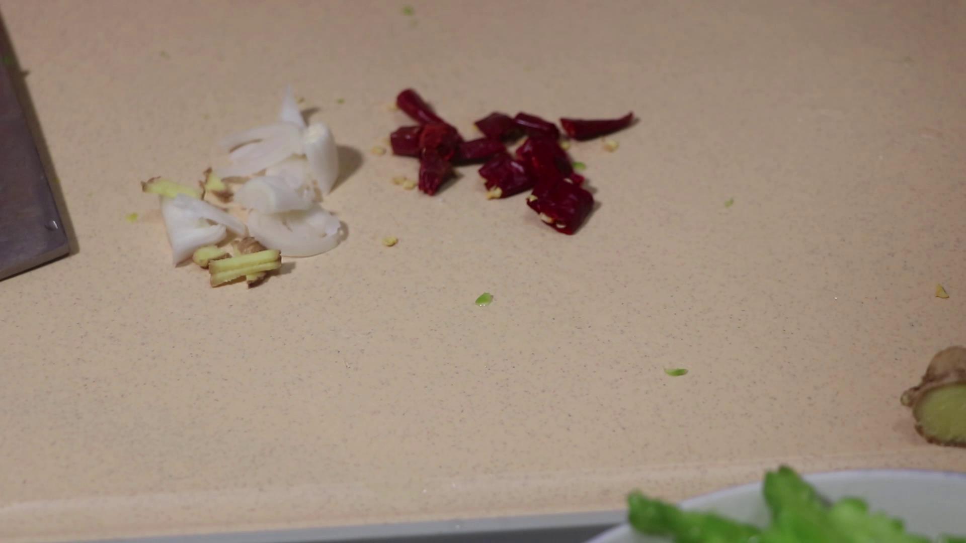 苦瓜如何做才不苦,苦瓜豆腐干炒鸡蛋怎么做苦瓜不苦