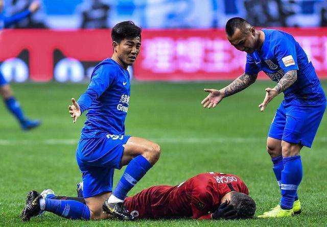 南拳北腿！红牌创纪录，王小平忙练签名，为何连外援都被传染？