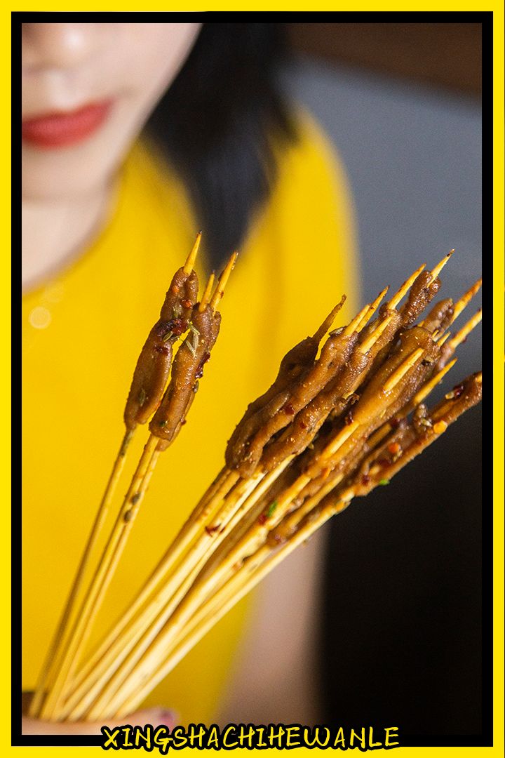 人生一串,烟火江湖!这家铁板烧烤店用串串翻起儿时回忆