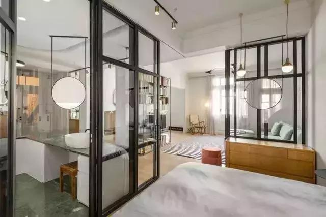 复式公寓玻璃隔断卧室效果图,卧室与卫生间玻璃隔断效果图