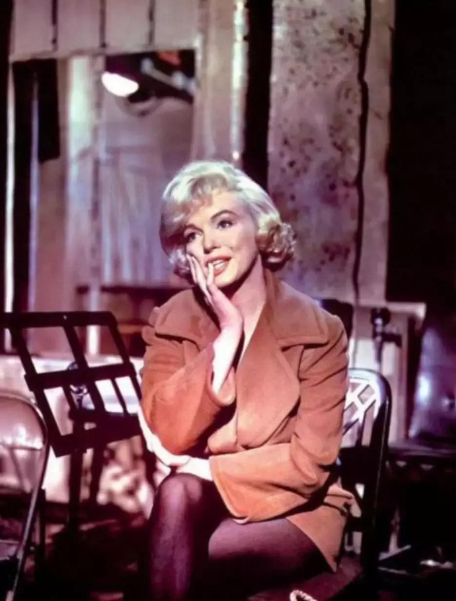 女人爱穿袜子是什么心理,女人爱穿的袜子