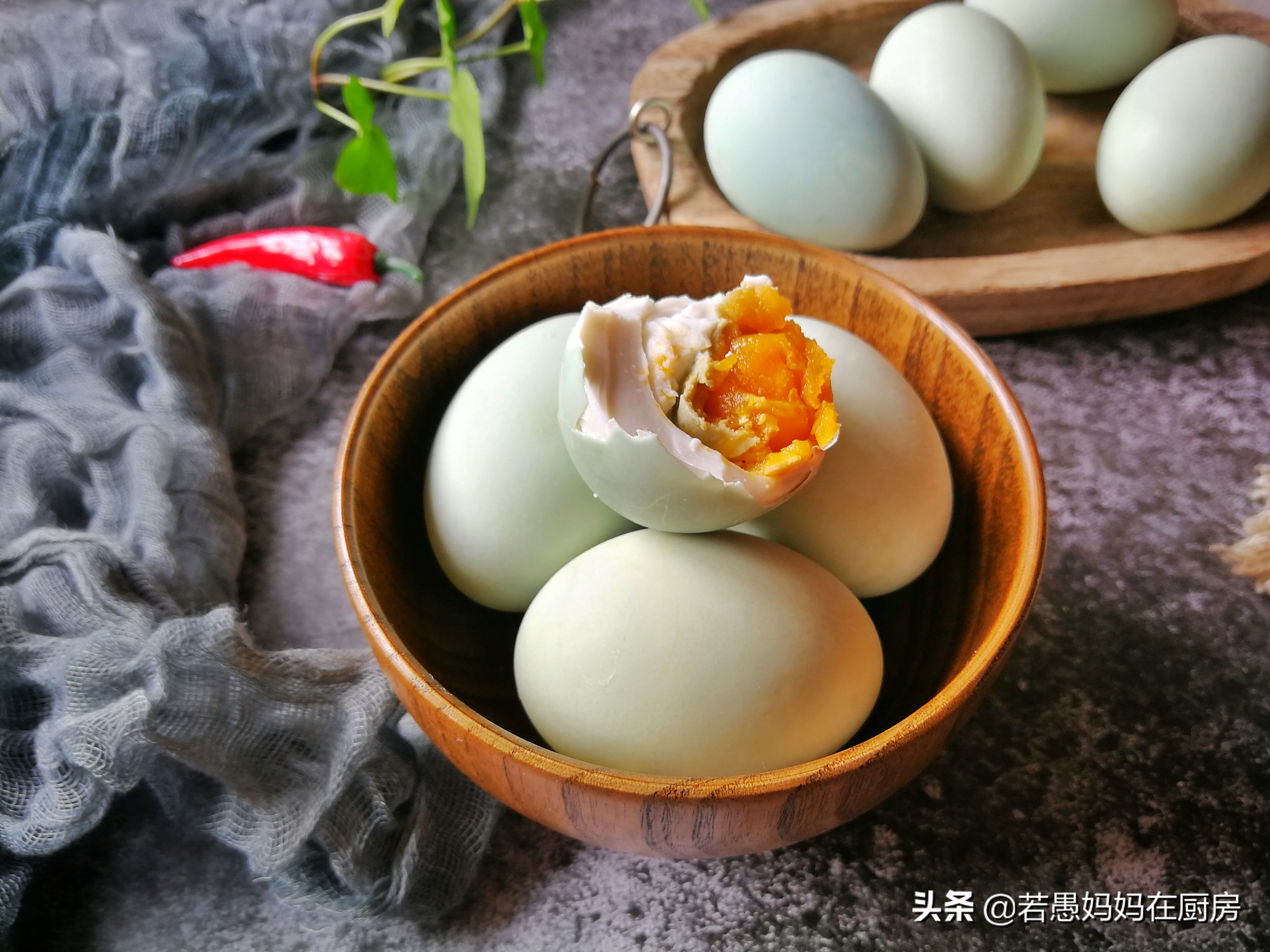 怎样腌咸鸭蛋好吃又冒油,怎么腌制咸鸭蛋好吃又流油