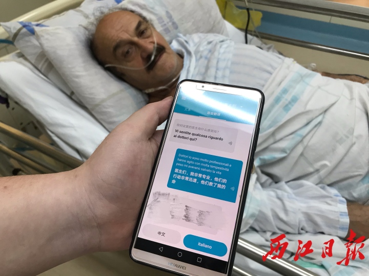 外国友人突发心脏病假装晕倒急救,外国人心肺复苏急救现场