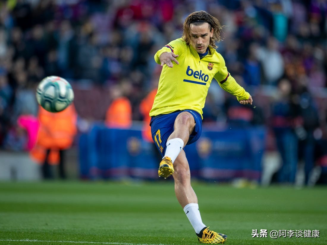 卧推力量上不去？药球仰卧胸推爆发力训练：帮你快速进阶提升力量