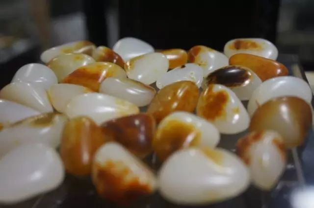 顶级和田羊脂白玉多少钱一克,精品和田玉籽料原石价值八十万