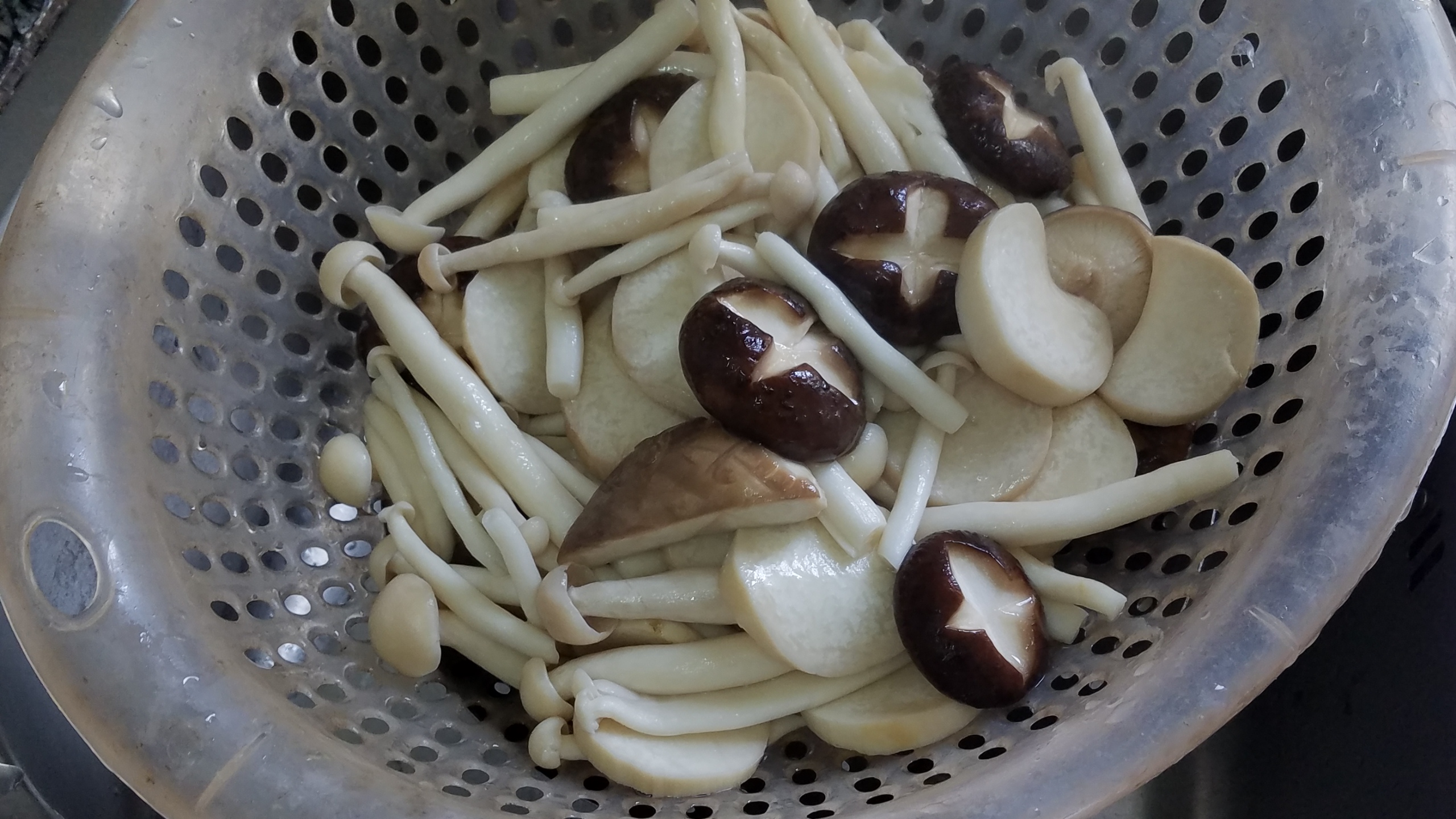 炒香菇炖鸡家常做法,炒香菇家常做法要不要焯水