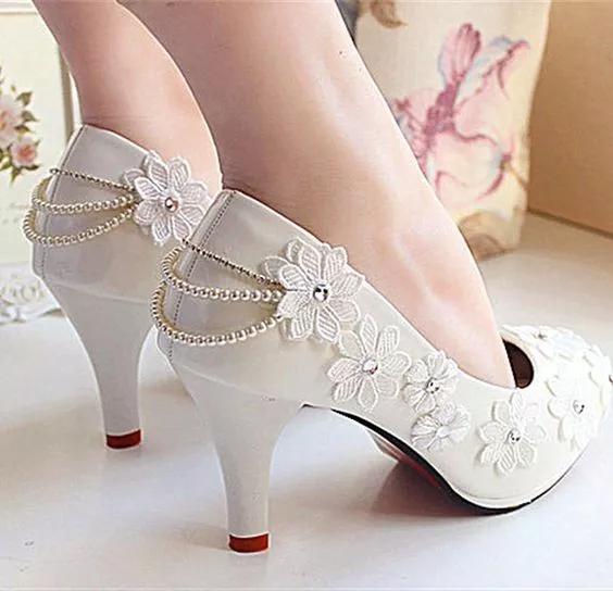 买了双白色高跟鞋，嫌太单调，稍加改造就美过新娘鞋，附教程