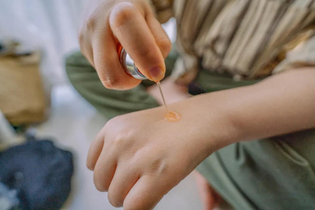 夏日的浪漫洗衣液香味持久留香,真丝护色洗衣液桑蚕丝专用