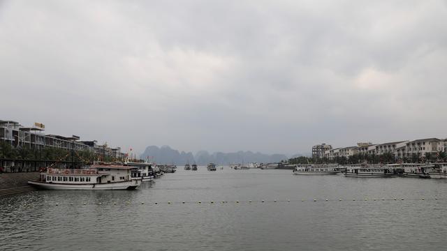 这里虽然风景如画人们生活的却很凄惨没日没夜的追着大船讨生活