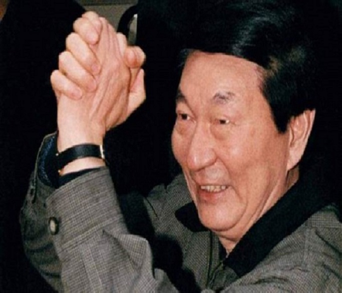 2000年日本主持人：“中国要日本道歉到啥时候”，*镕基朱**机智回应