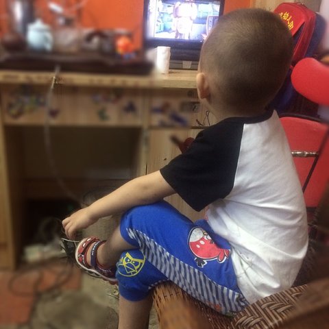 青少年孩子抖腿的坏习惯如何纠正,三岁以内小孩正常腿型