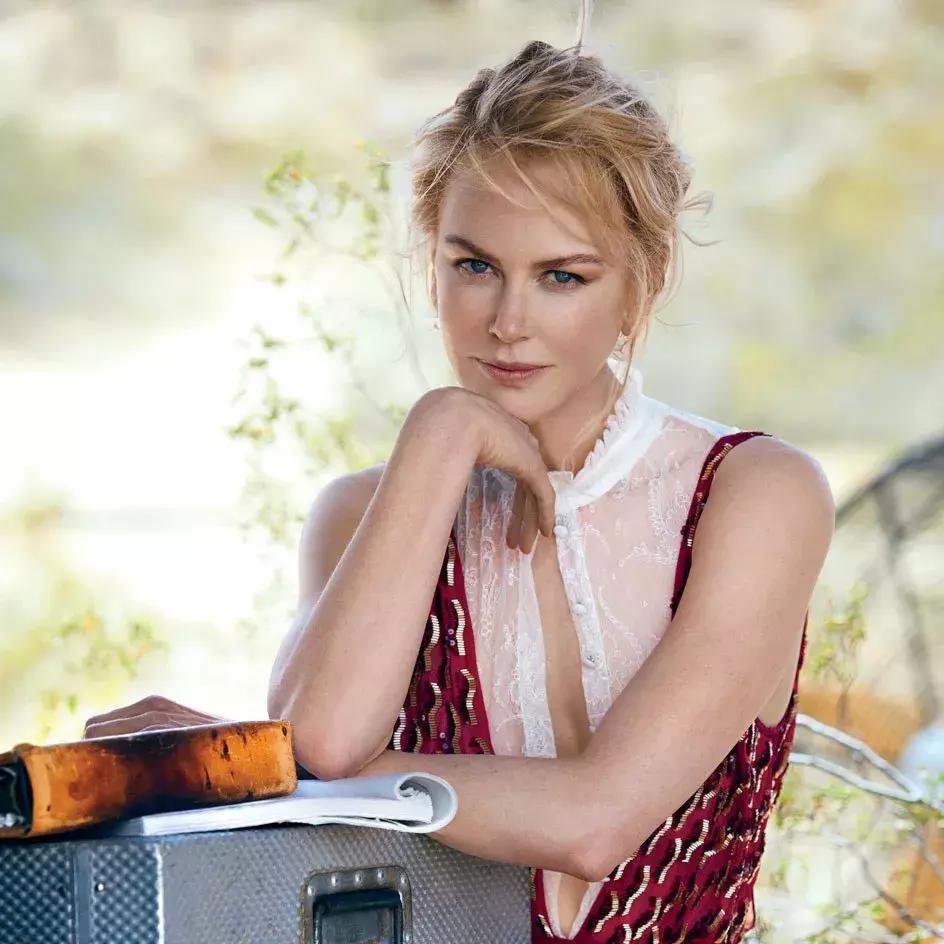 比基尼可不是年轻妹子的专利，女人50+穿比基尼比20岁还迷人