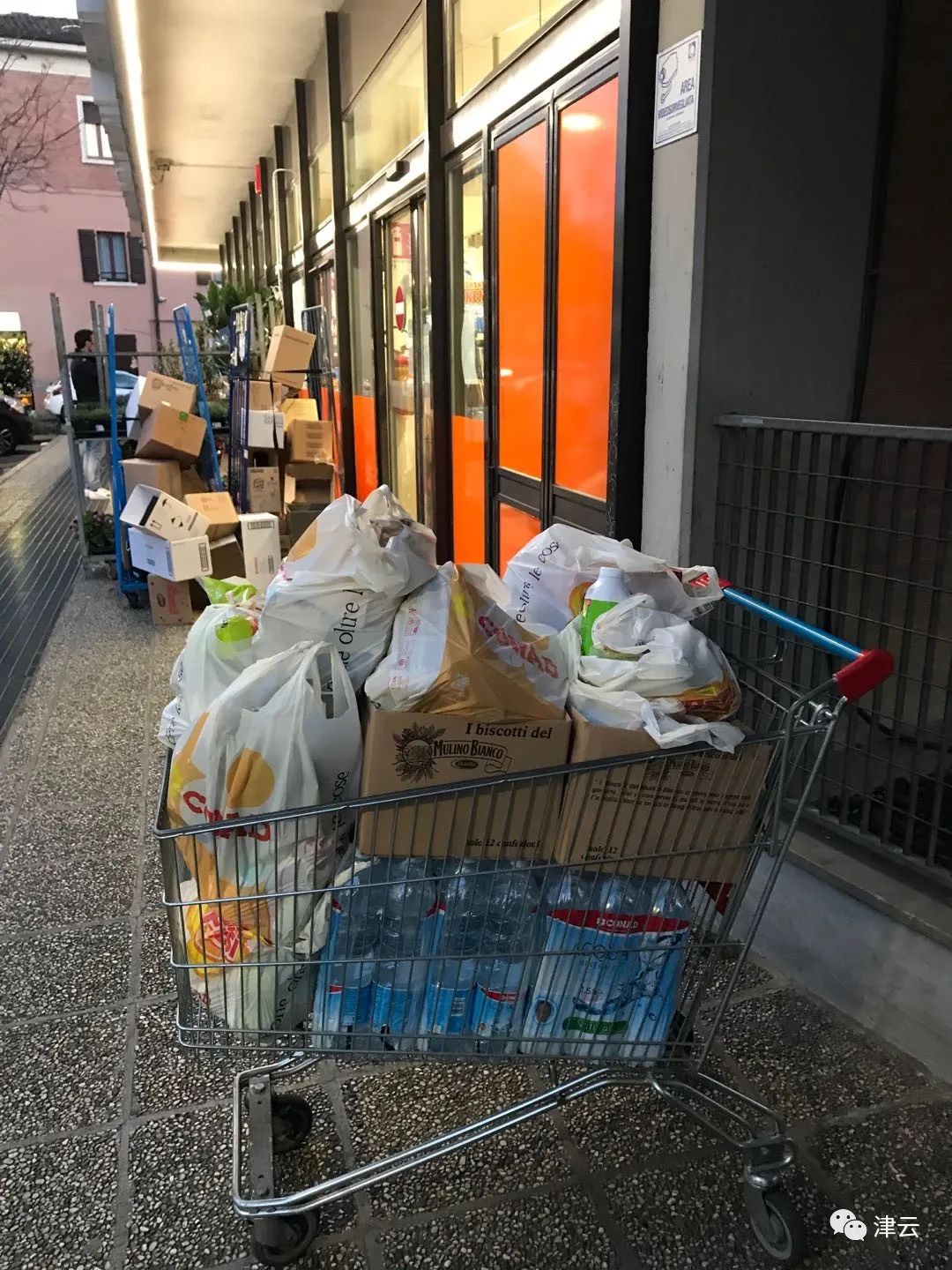 中国留学生意大利街头发口罩,中国留学生在波兰带口罩的故事