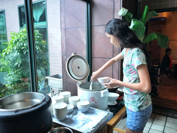 这家酒店有全台唯一「乌龙院主题房」，还能在馆内开赛车