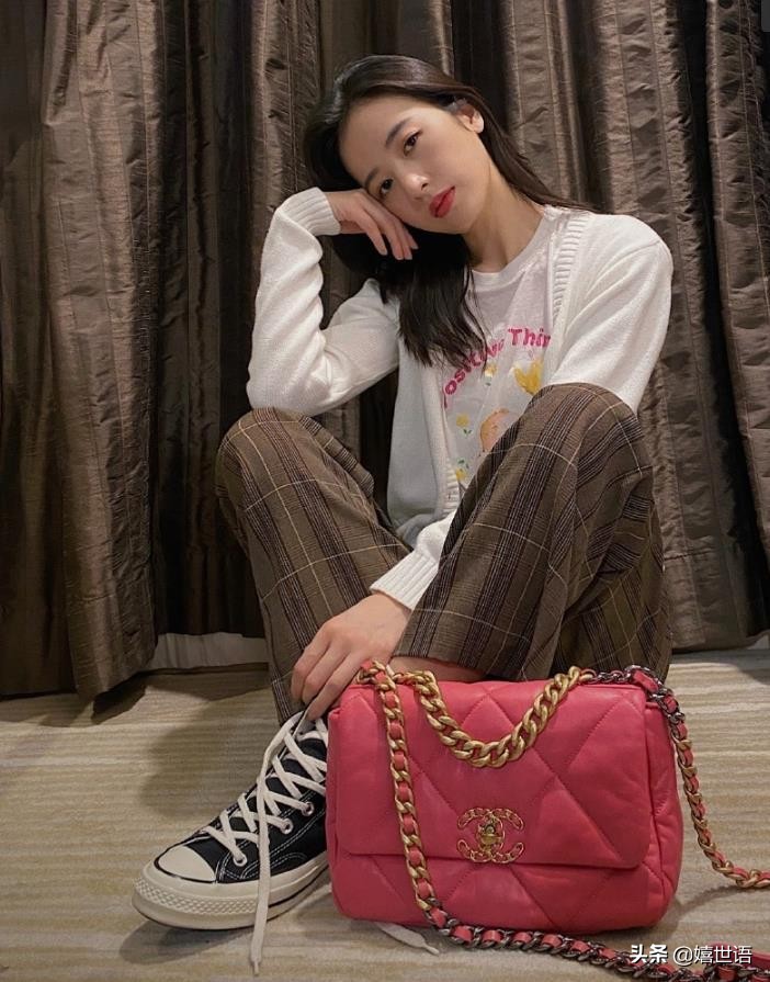 周雨彤穿板鞋图片,周雨彤spell牛仔裤穿搭