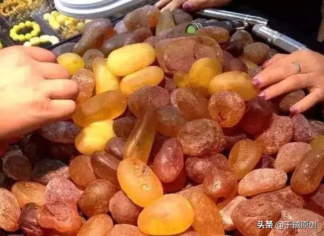 这个大牌卖#假珍珠#洗鱼水涂玻璃、电饭煲种宝石