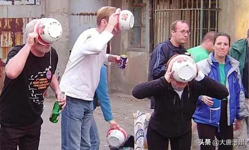 中国的痰盂卖到国外,90年代出口的痰盂