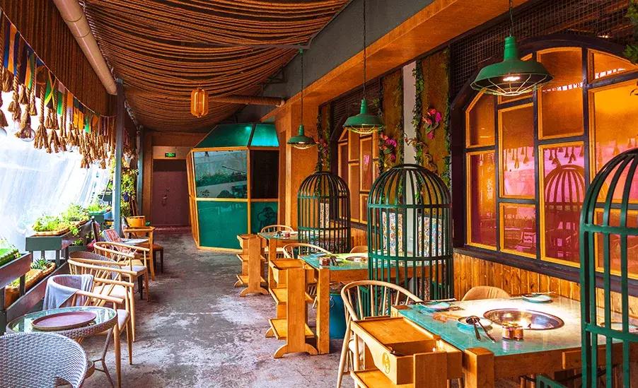 被关在花园“笼子”里吃火锅,这家春熙路的网红店,板眼儿真多!