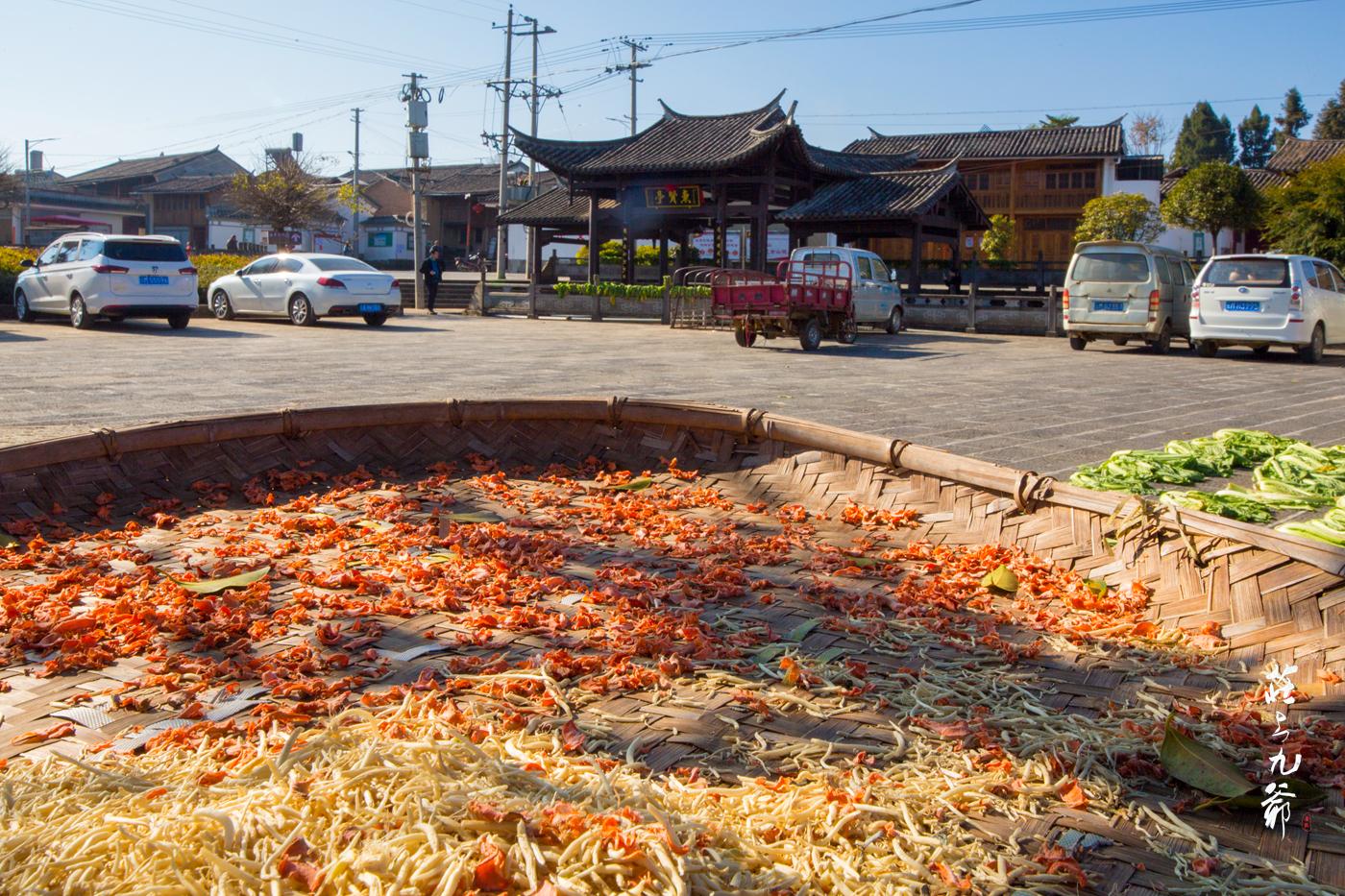 西董古村斜阳余晖下的悠然静寂