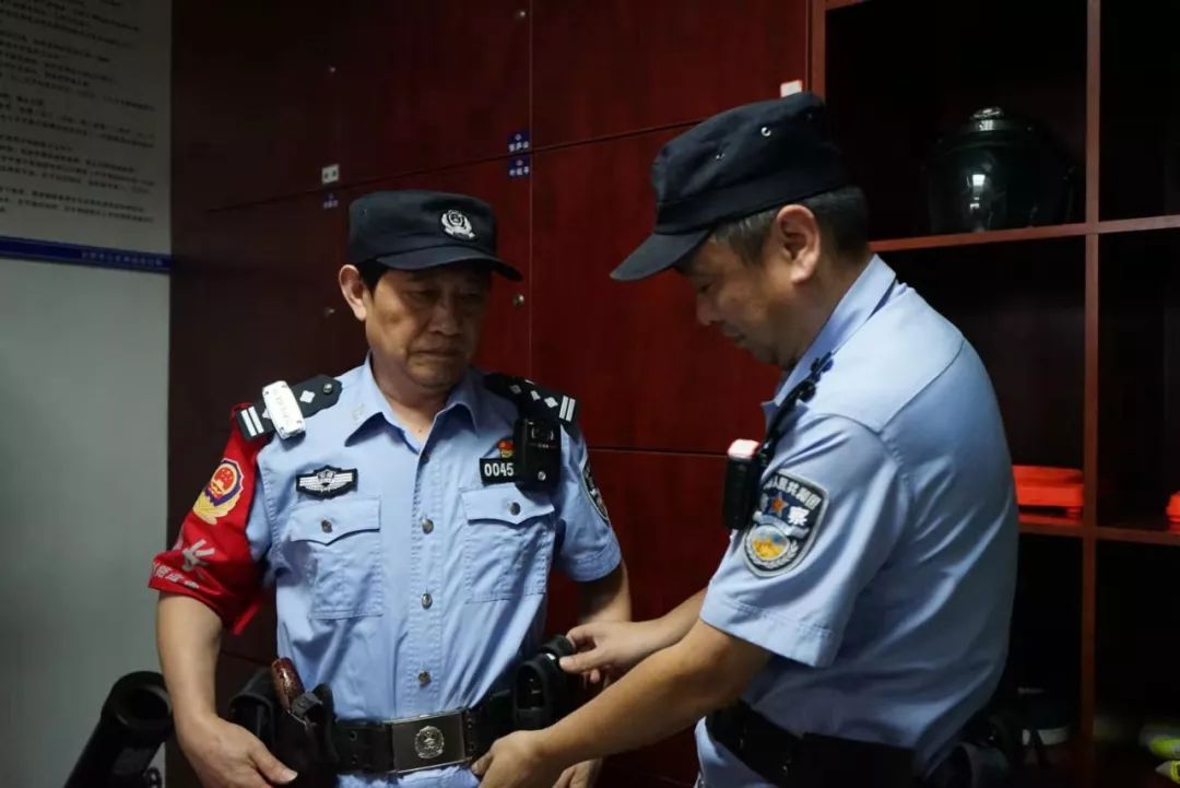 她在办公桌上放倒计时牌，只因不忍离别