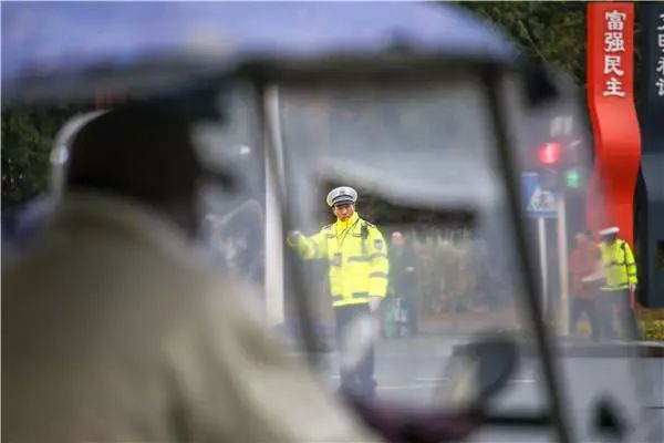 “30多年前，我也有个明星梦！”这位帅大叔自创“五部曲”指挥交通，晋升网红“口哨哥”！