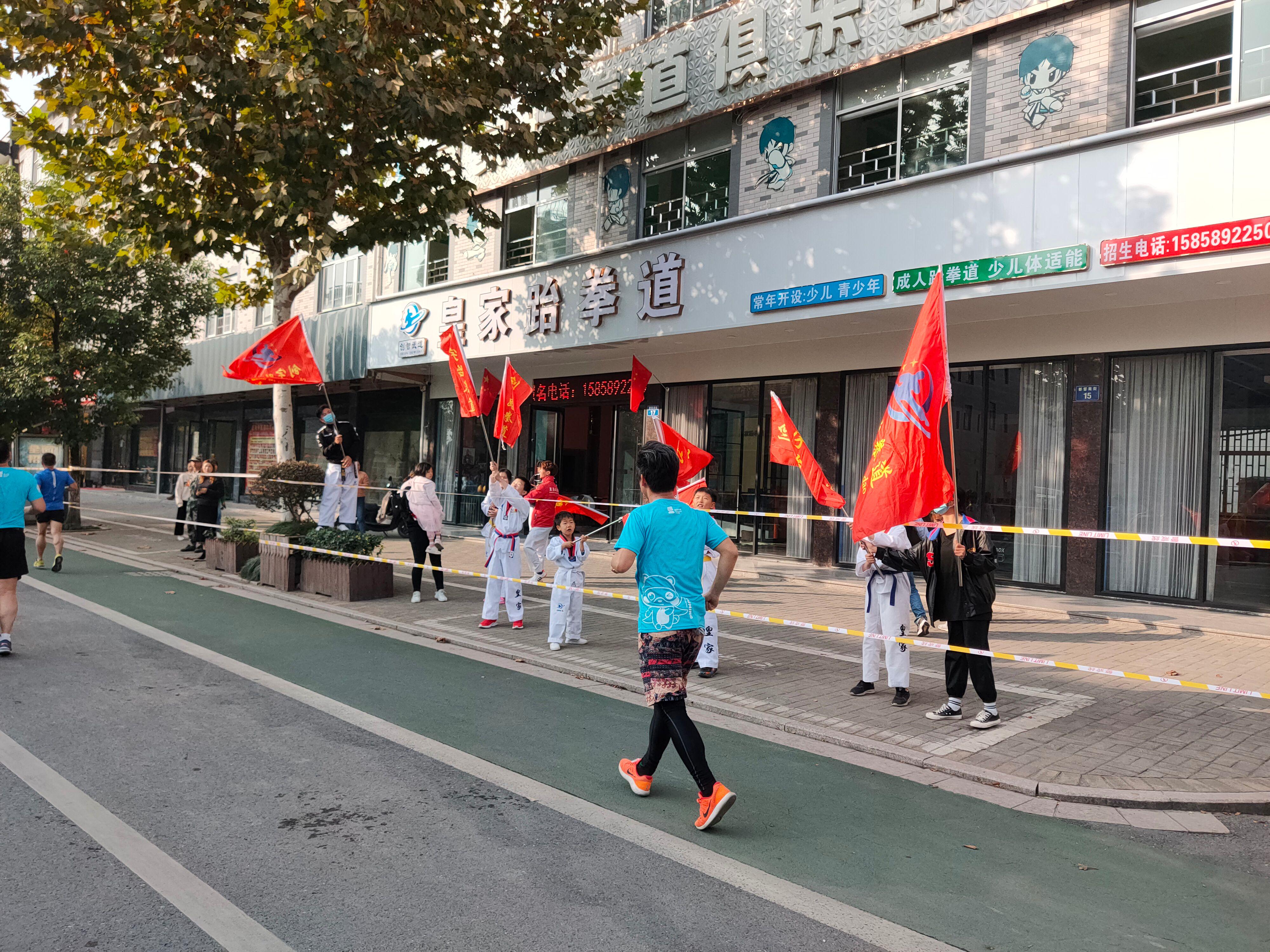 首个全马2022年超燃视频,横店马拉松2023全马颁奖直播