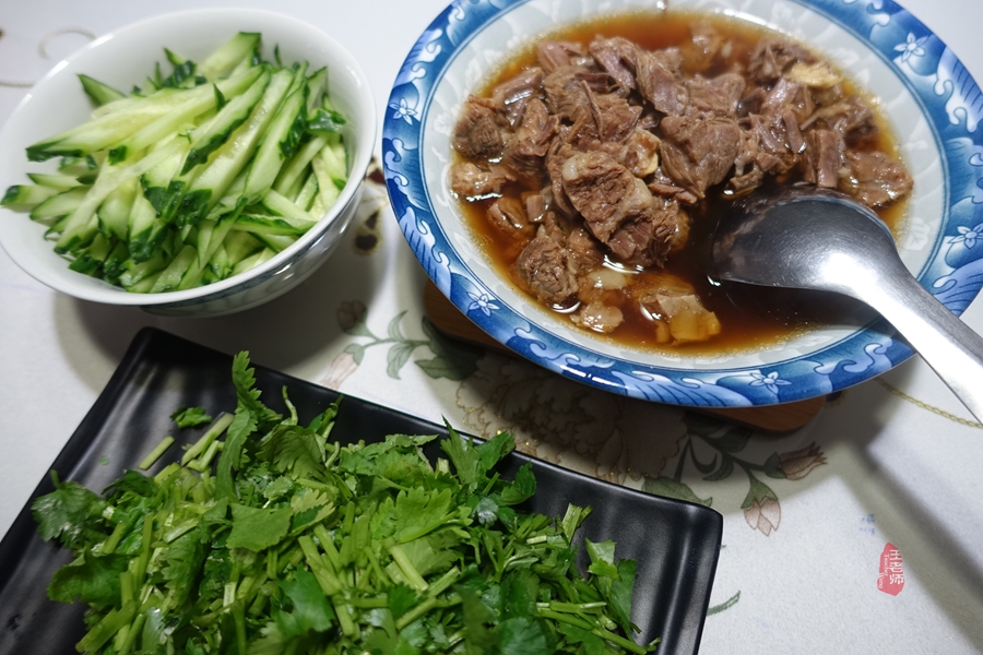 香气四溢的牛肉面，让家人吃得好舒服，自己擀的面条也是关键