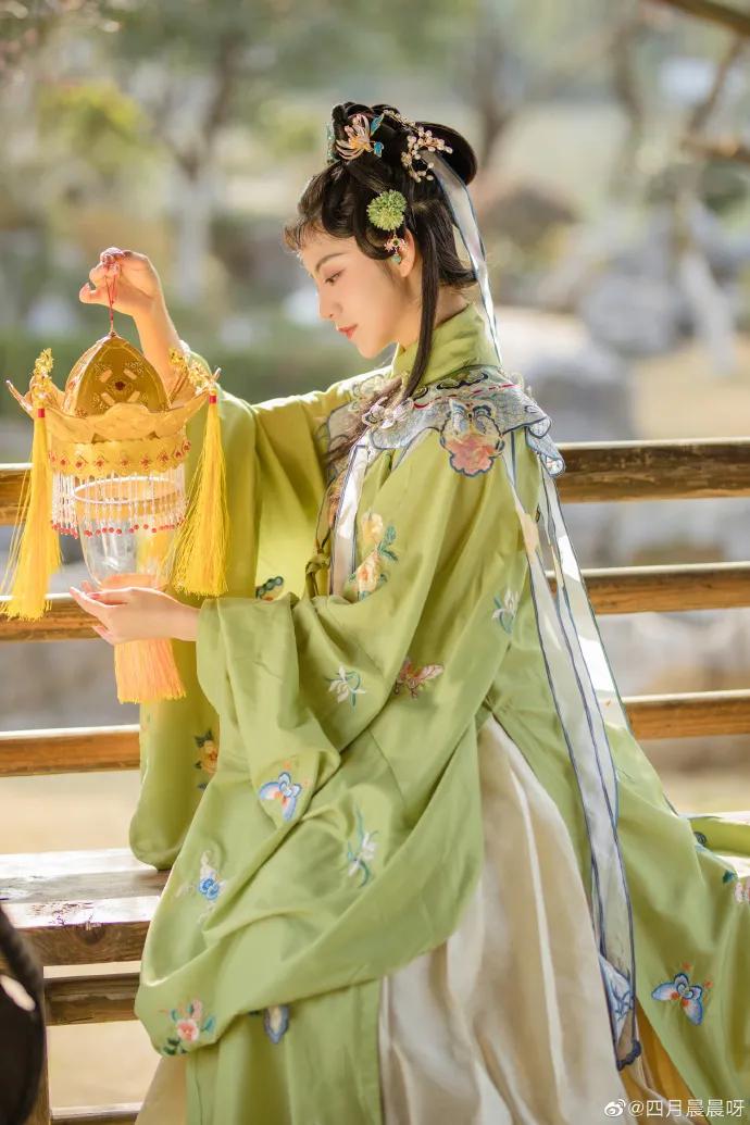 00后女孩演绎四大名著美女,凭一个造型火出圈,200万网友点赞