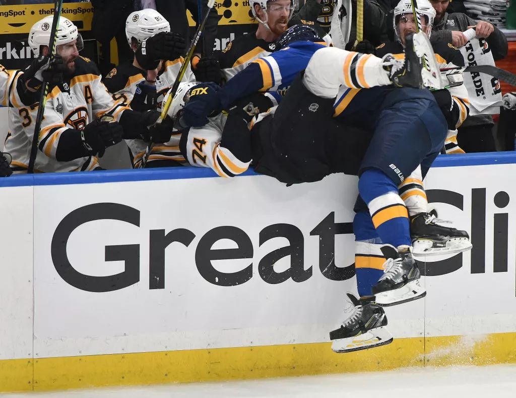 蓝调拿下球队首个斯坦利杯总冠军,奥赖利荣膺季后赛MVP