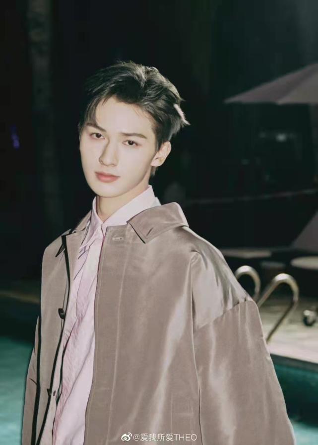 gq盛典蔡徐坤迪丽热巴内场 (gq盛典迪丽热巴蔡徐坤同框)