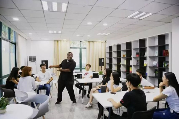 中外合作办学的利弊视频,中外合作办学好不好