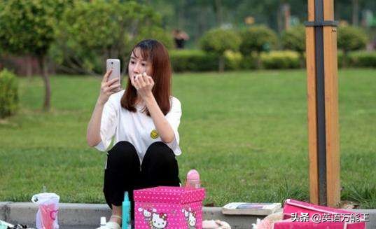 随着全国地摊经济的兴起,现在摆地摊卖什么最赚钱?