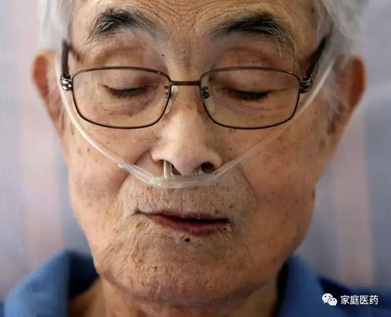 突发胸痛的处理原则,突发胸痛考虑心梗家庭自救