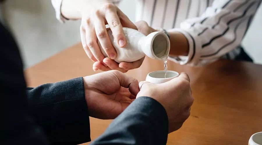 怎么判断女人喝酒的性格,男人喝酒后的表现可以看出性格