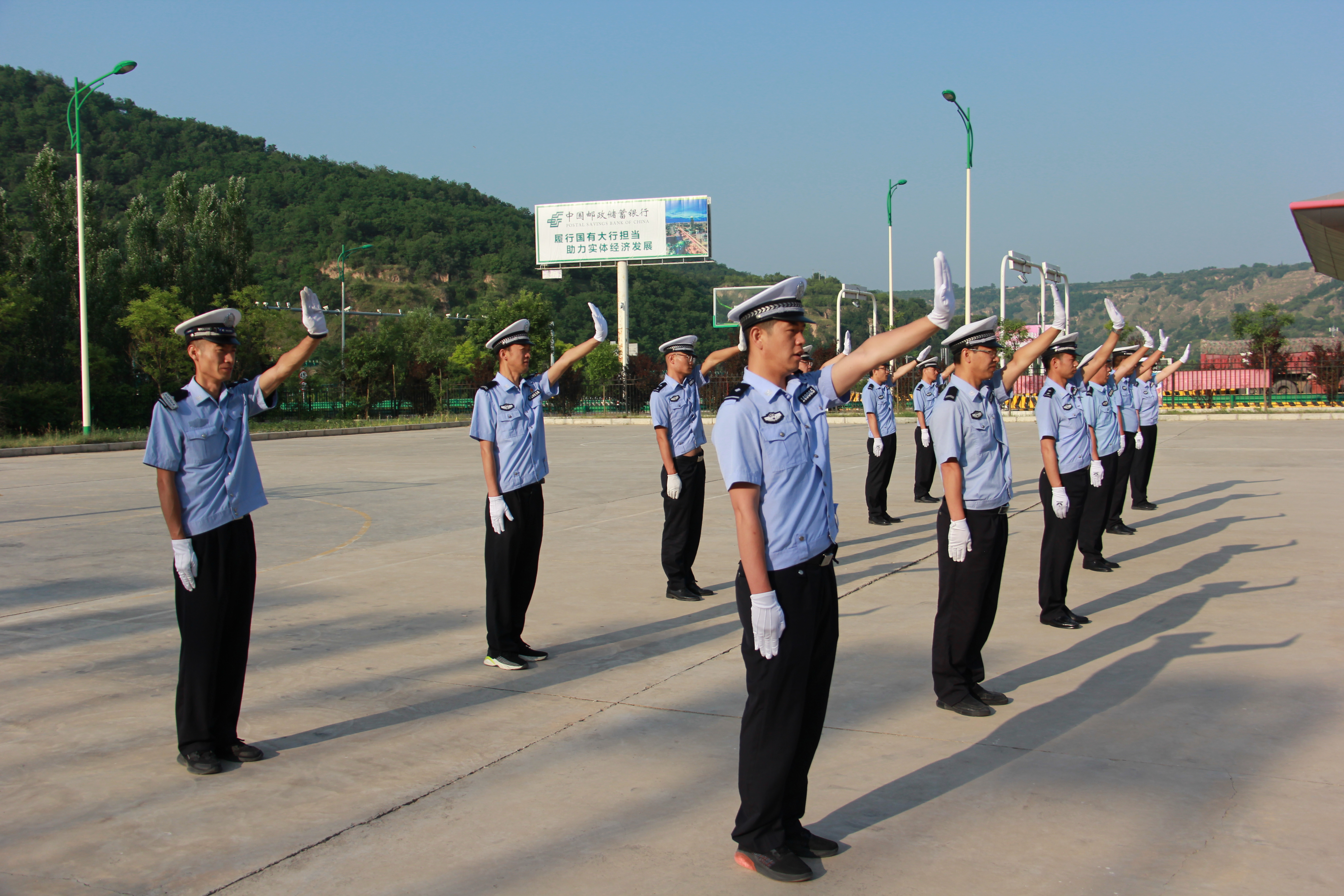 交警组织开展队列暨指挥手势训练,开展交通指挥手势训练的简报