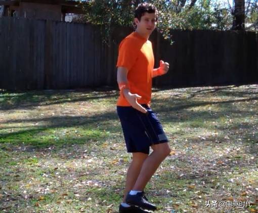 足球前锋过人射门教学,2v2提高接球转身射门能力