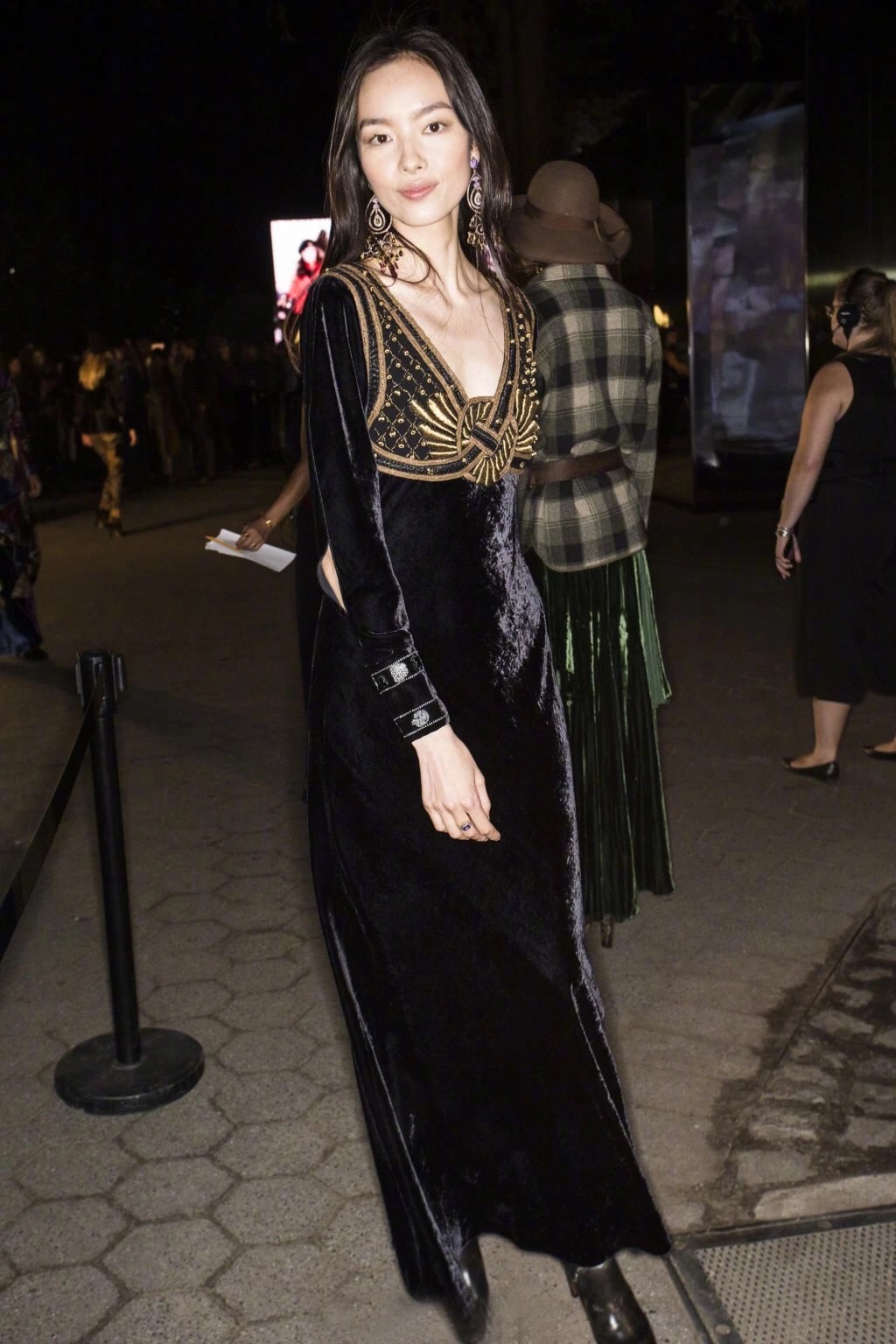 张馨予的露脐装照,张馨予晒近照穿着宽松花式遮肚