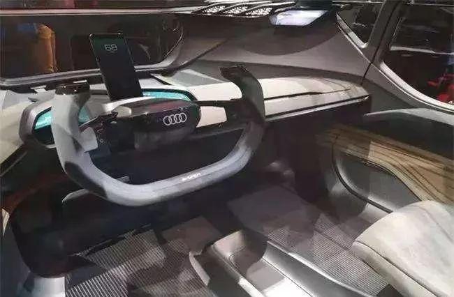 奥迪全新越野车曝光，完全颠覆传统设计，居然把车头大灯省了