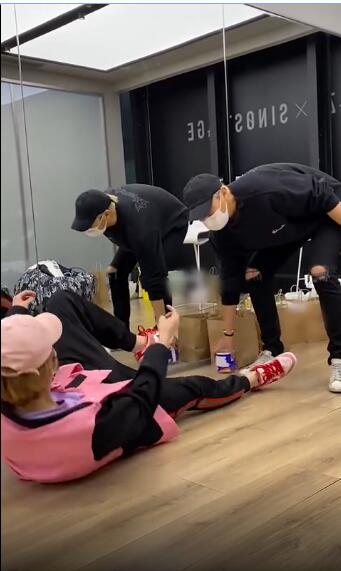 鹿晗黄子韬黑白,鹿晗穿棒球外套