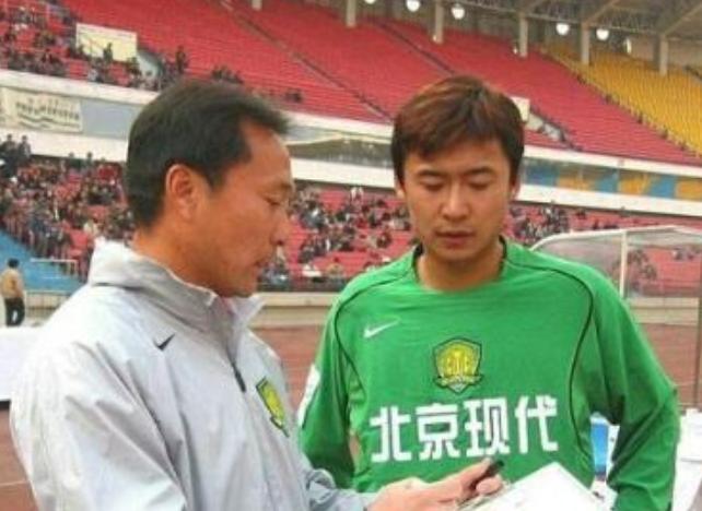 他和日本归化球员打架，46岁跑万米不输国脚，弟子骂他不懂球