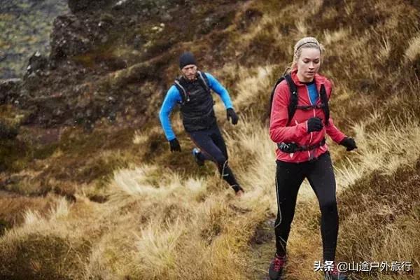 新手徒步穿徒步鞋还是溯溪鞋,户外徒步20公里穿什么鞋