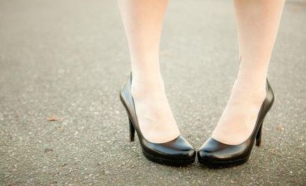 穿人字拖会影响脊椎吗,穿人字拖会导致畸形脚吗