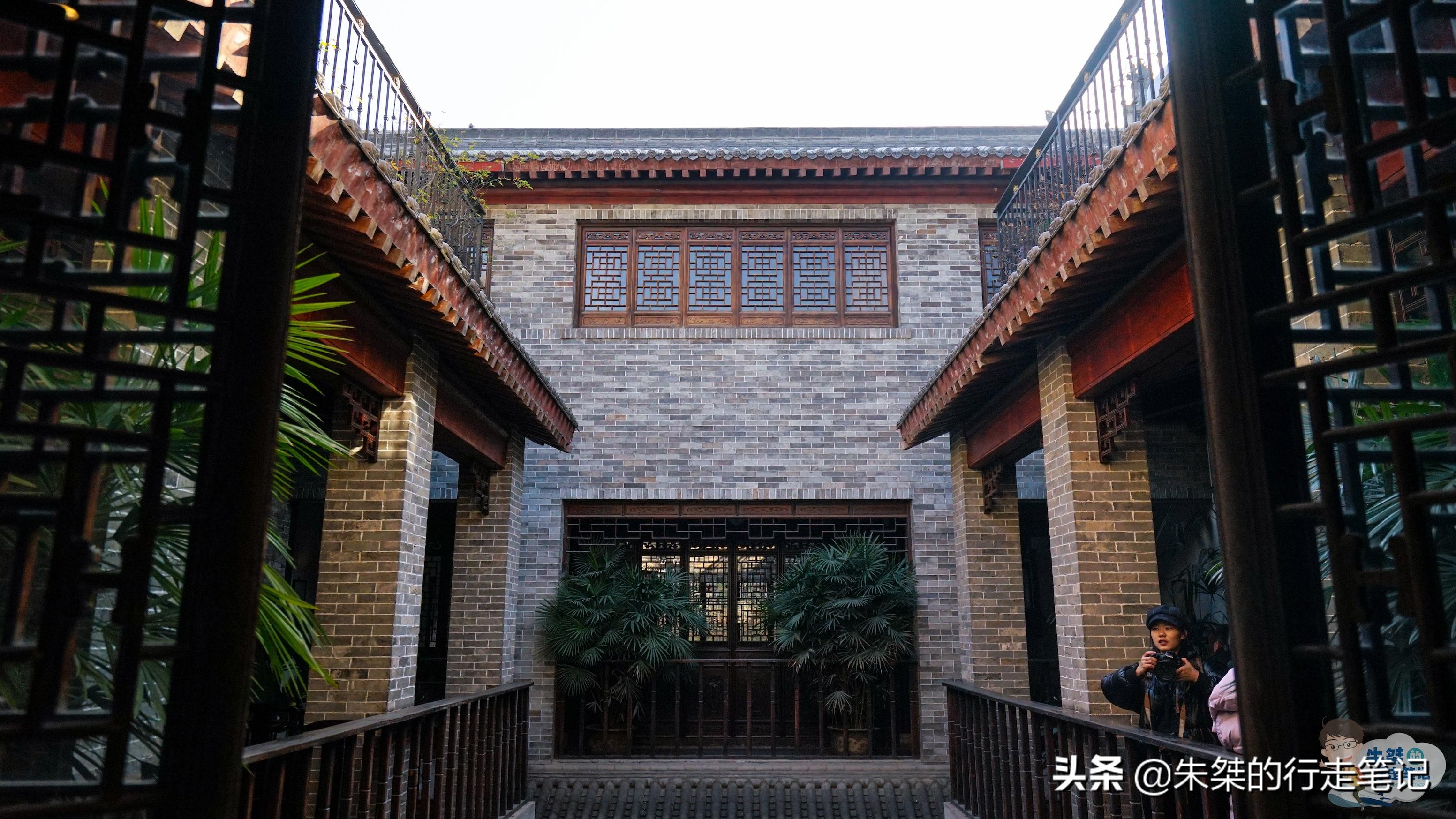 西安有一个名人故居，主人是复旦大学创始人，被誉为“当代草圣”