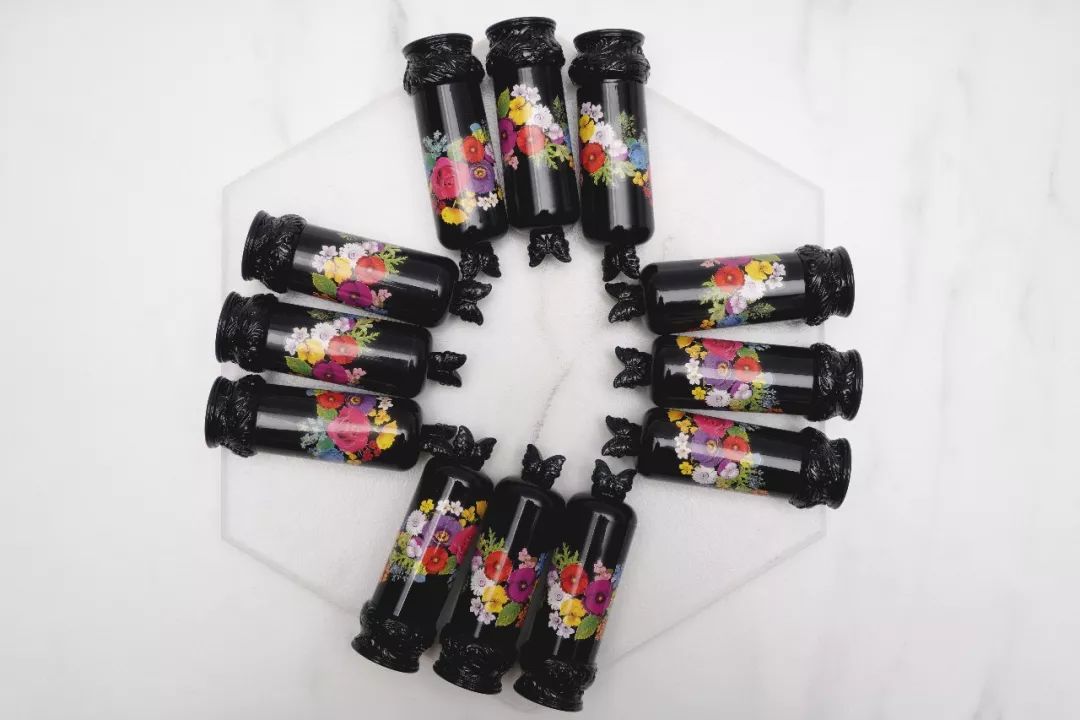 不做俗人的新一天，让安娜苏魔漾晶灵唇膏带你造型百变