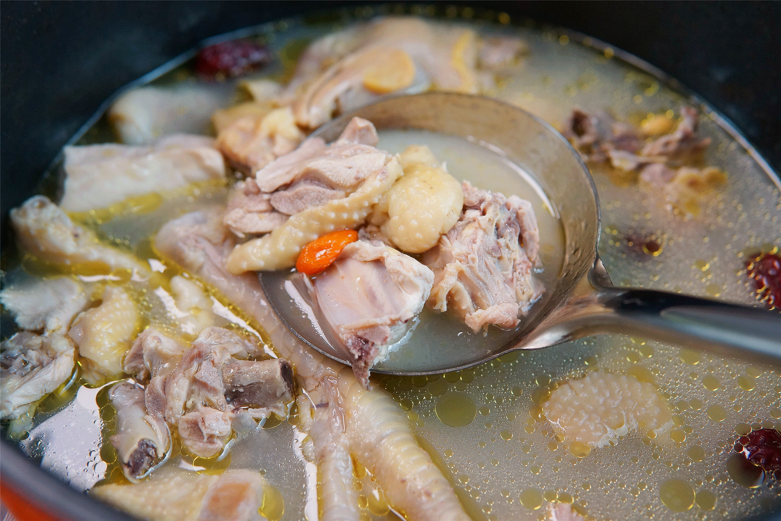 炖鸡汤时别焯水,炖鸡时切记别直接焯水