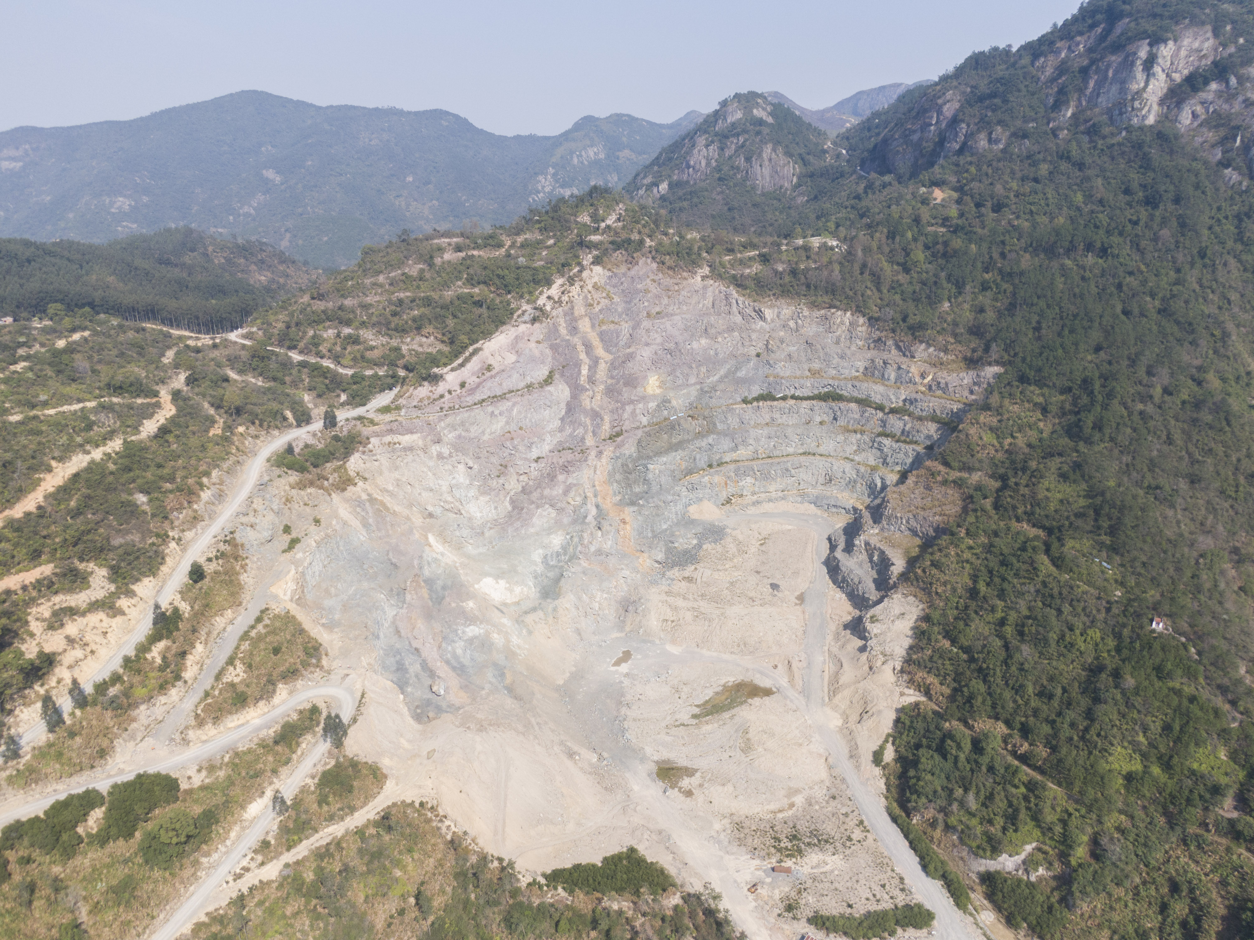 福州一路段突发塌方,福州荒废矿洞