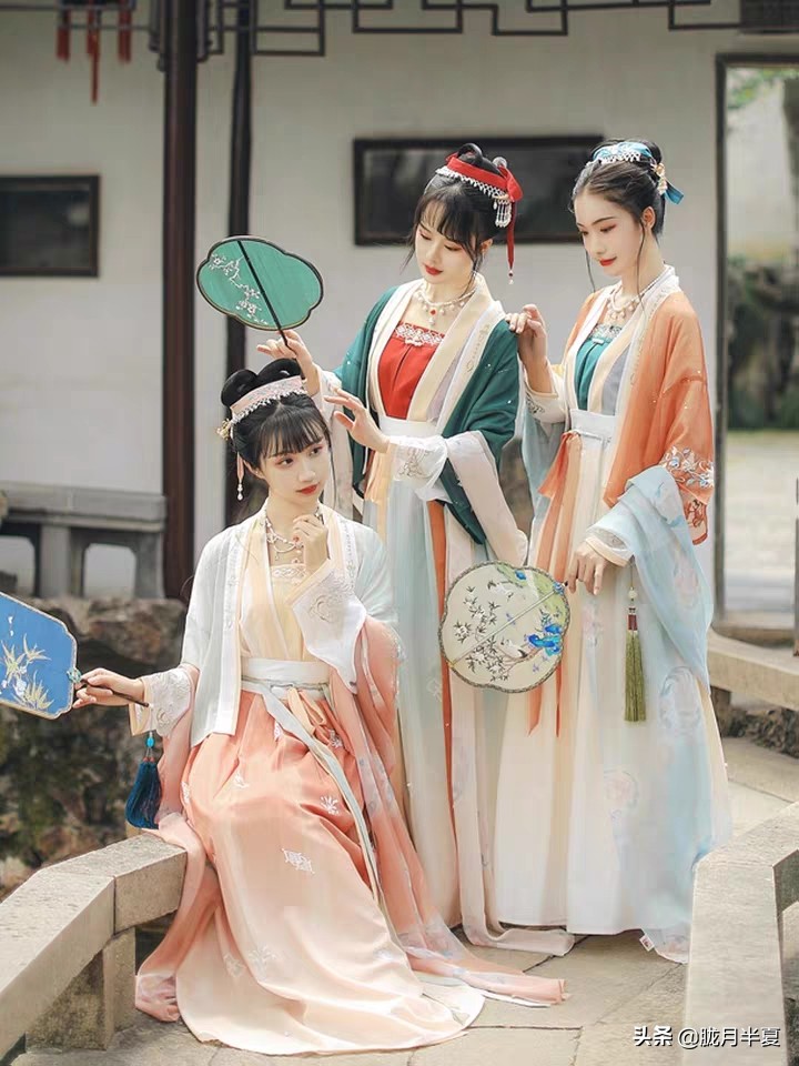 大唐不夜城汉尚华莲汉服体验馆,重回汉唐和汉尚华莲的汉服哪家好